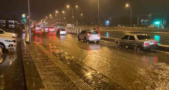 Sağanak nedeniyle kapatılan Kahramanmaraş-Kayseri çevre yolu kontrollü trafiğe açıldı