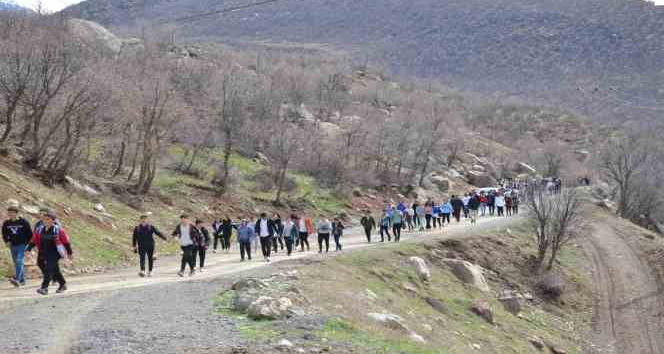 Şırnak’ta dağlar öğrencilere kaldı, huzur ortamında yürüyüş gerçekleştirildi