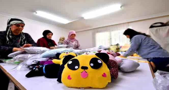 Mersin’de depremzede çocuklara ’uyku arkadaşı’