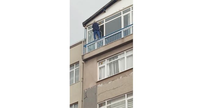 Kağıthane’de cam silen kadının tehlikeli anları kamerada