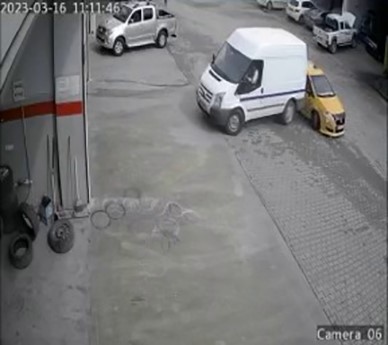 Siirt’te minibüs ile otomobilin çarpıştığı kaza güvenlik kamerasına yansıdı