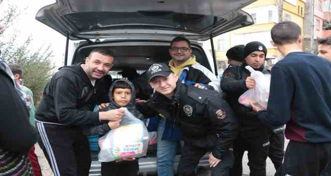 Depremzede çocuklara Ankara’dan gelen polislerden oyuncak