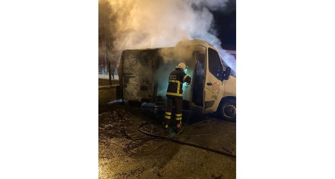 Kütahya’da park halindeki minibüs yandı