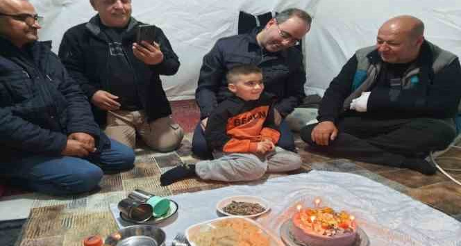 Kahramanmaraşlı küçük Eymen’e çadırda doğum günü sürprizi