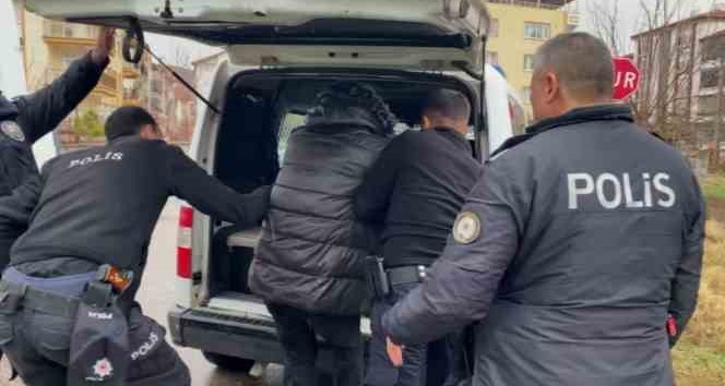 Dini nikahlı eşini bıçakla yaralayıp, araçlara zarar veren şahıs tutuklandı