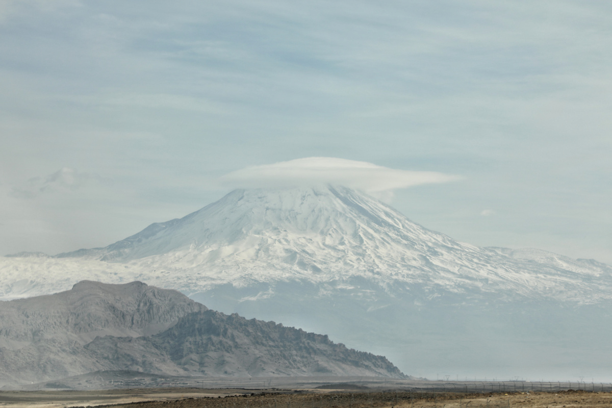 Türkiye'nin çatısı Ağrı Dağı buluttan şapkasını taktı