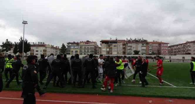 Gergin geçen maçın galibi Tefenni Belediyespor oldu