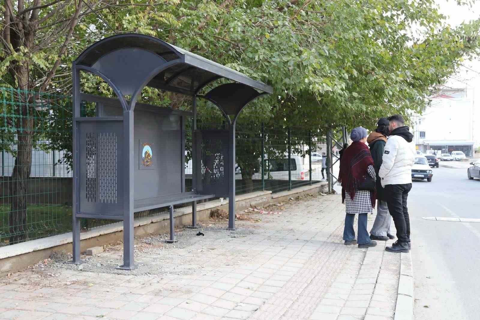 Ergani’de soğuk havalar nedeniyle duraklar yenileniyor