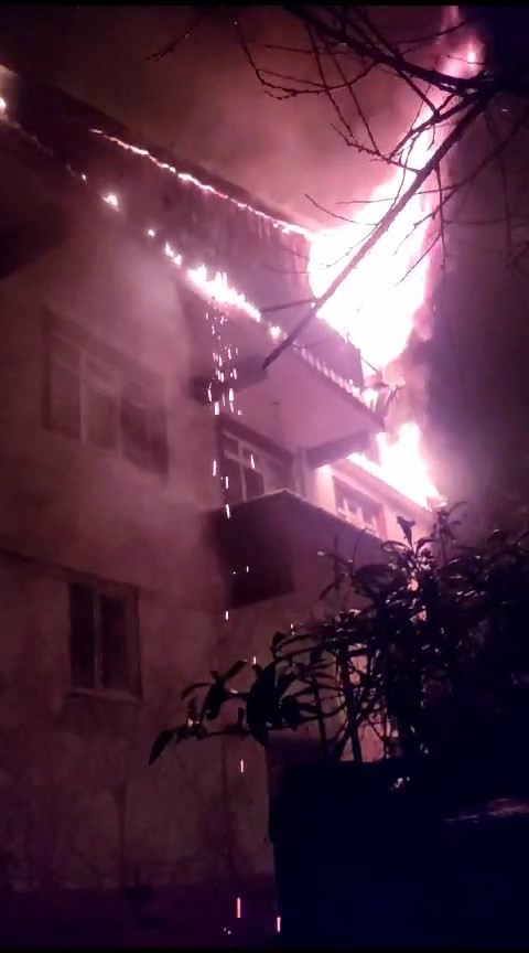 Evin bacasında başlayan yangın &ccedil;atıya sı&ccedil;radı
