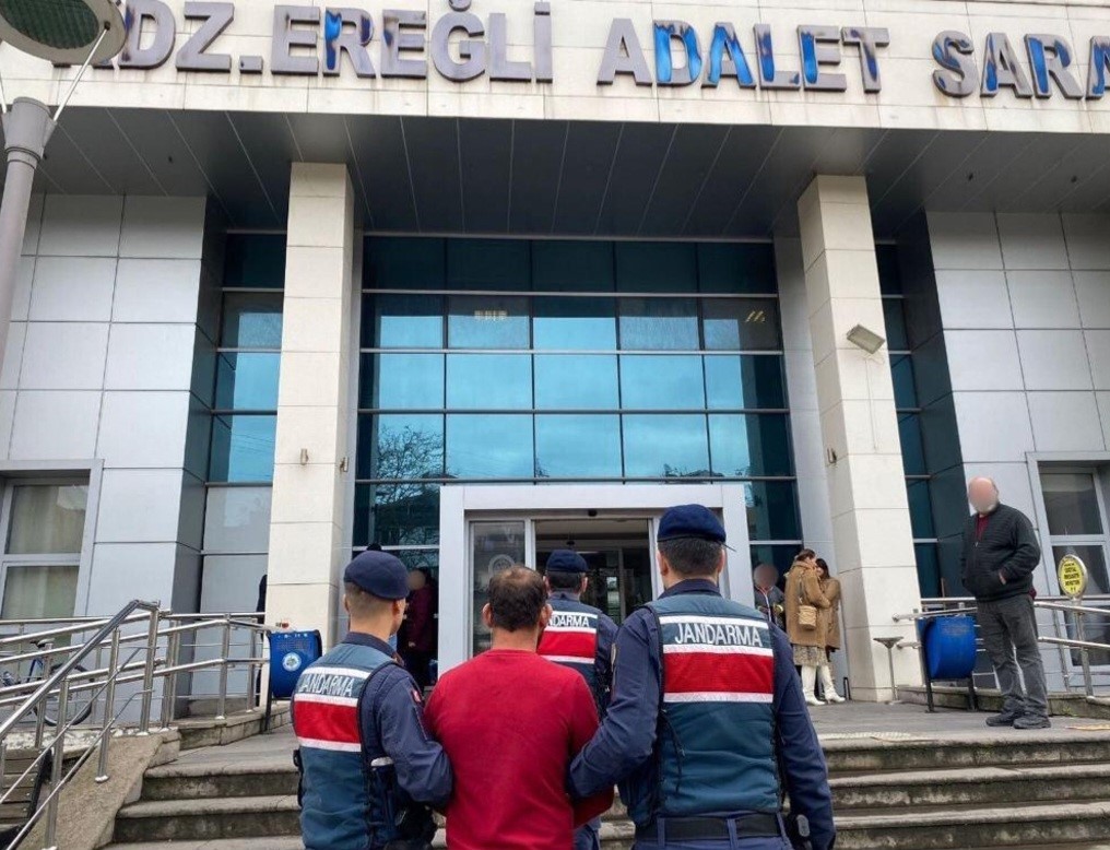 Aranan 2 ş&uuml;pheli jandarma tarafından yakalandı
