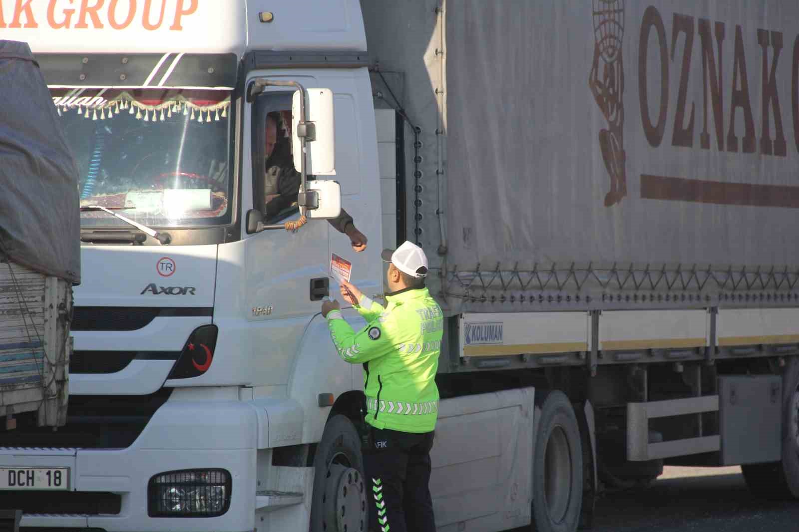 Erzincan&rsquo;da trafik ekiplerinden zorunlu kış lastiği denetimi
