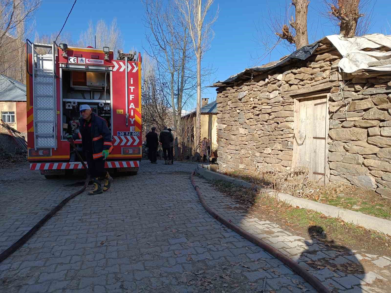 Y&uuml;ksekova&rsquo;da korkutan yangın

