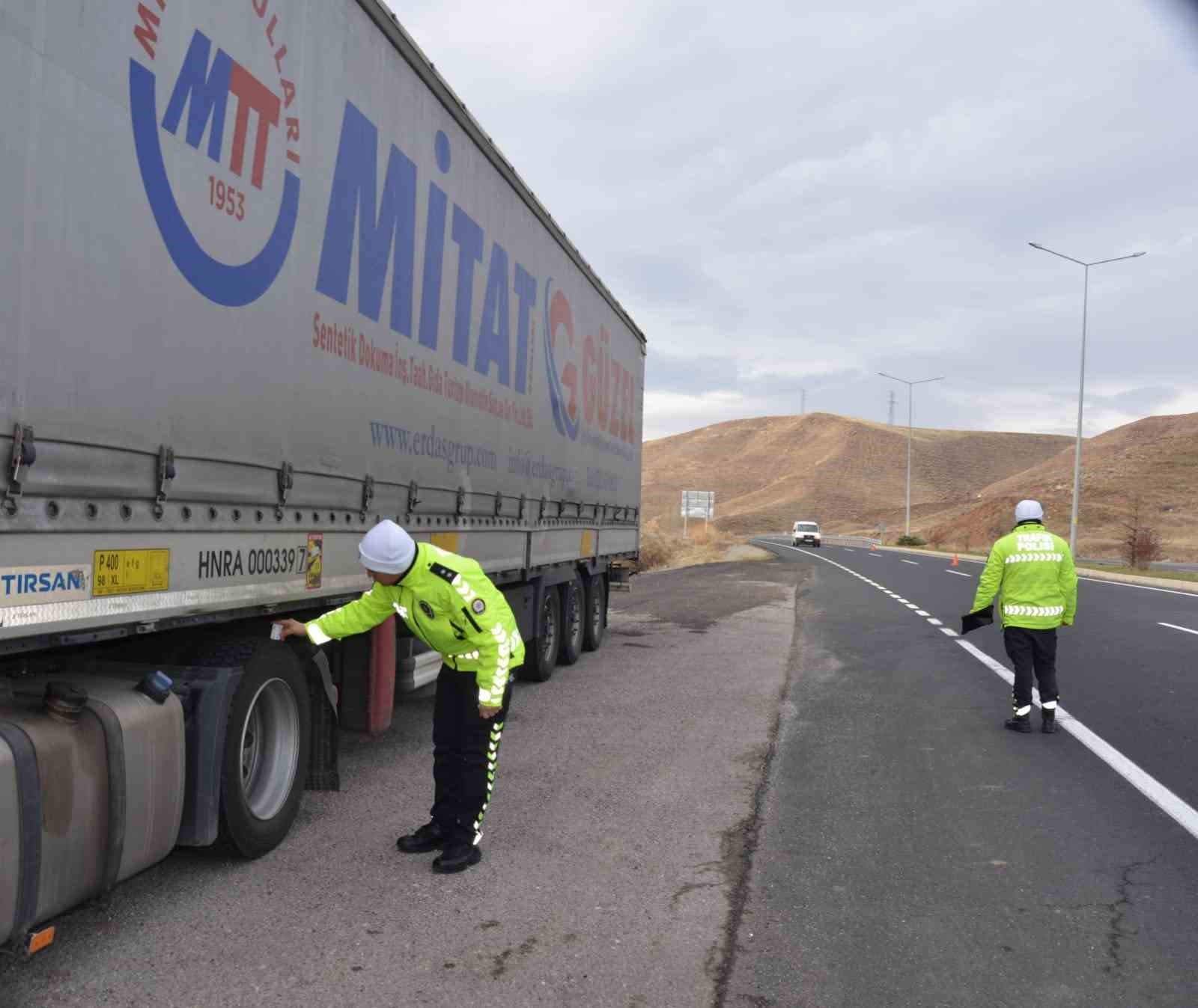Tercan&rsquo;da zorunlu kış lastiği uygulaması yapıldı

