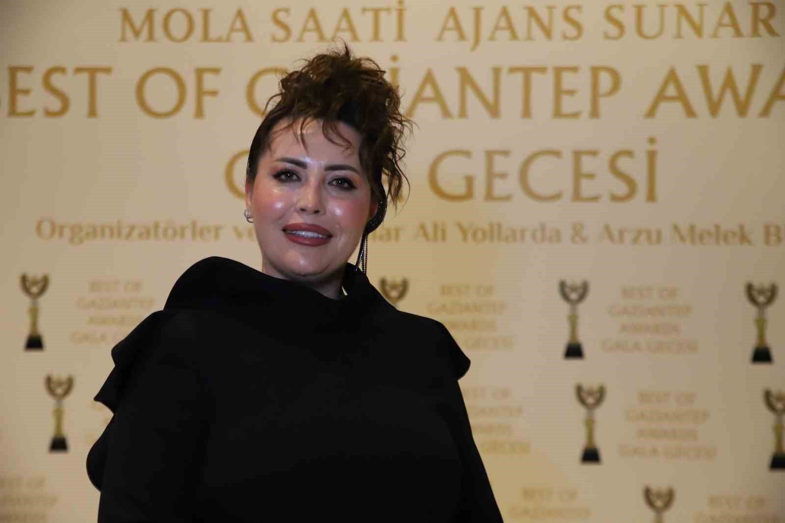 Yılın en dikkat &ccedil;eken cilt uzmanı &ouml;d&uuml;l&uuml; Filiz Coşkun&rsquo;a verildi
