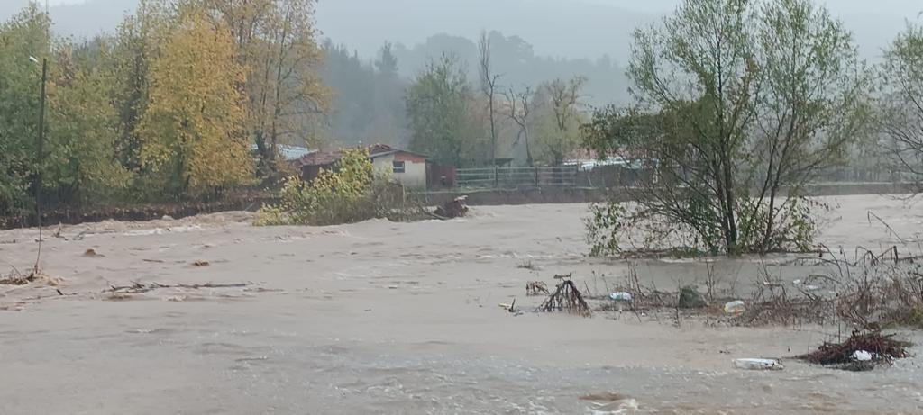 Aşırı yağıştan &ccedil;&ouml;ken yolda &ccedil;alışmalar başladı
