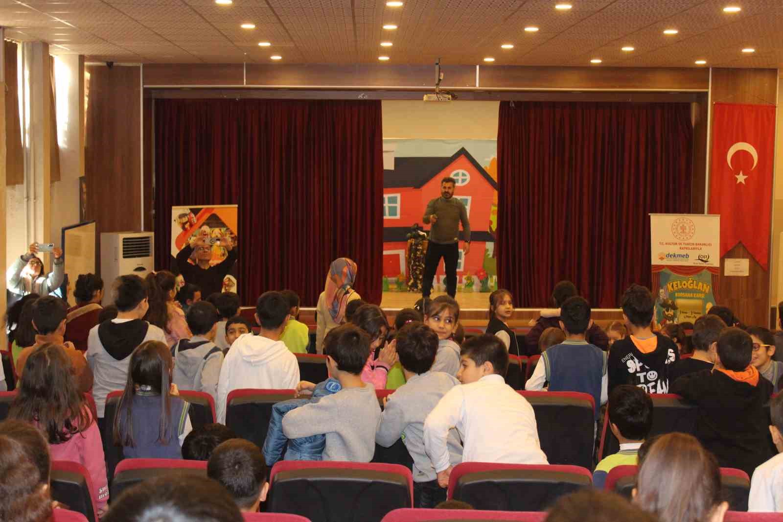 Siirt’te "Keloğlan Korsana Karşı" adlı tiyatro oyunu sahnelendi