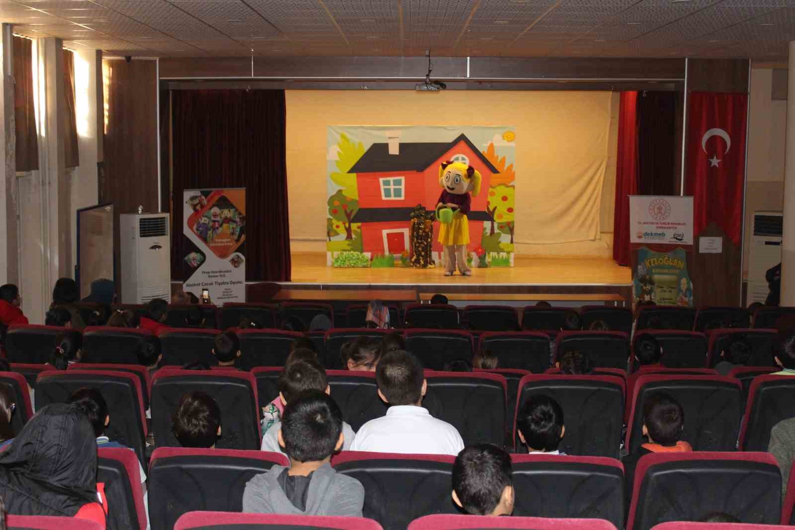 Siirt&rsquo;te "Keloğlan Korsana Karşı" adlı tiyatro oyunu sahnelendi
