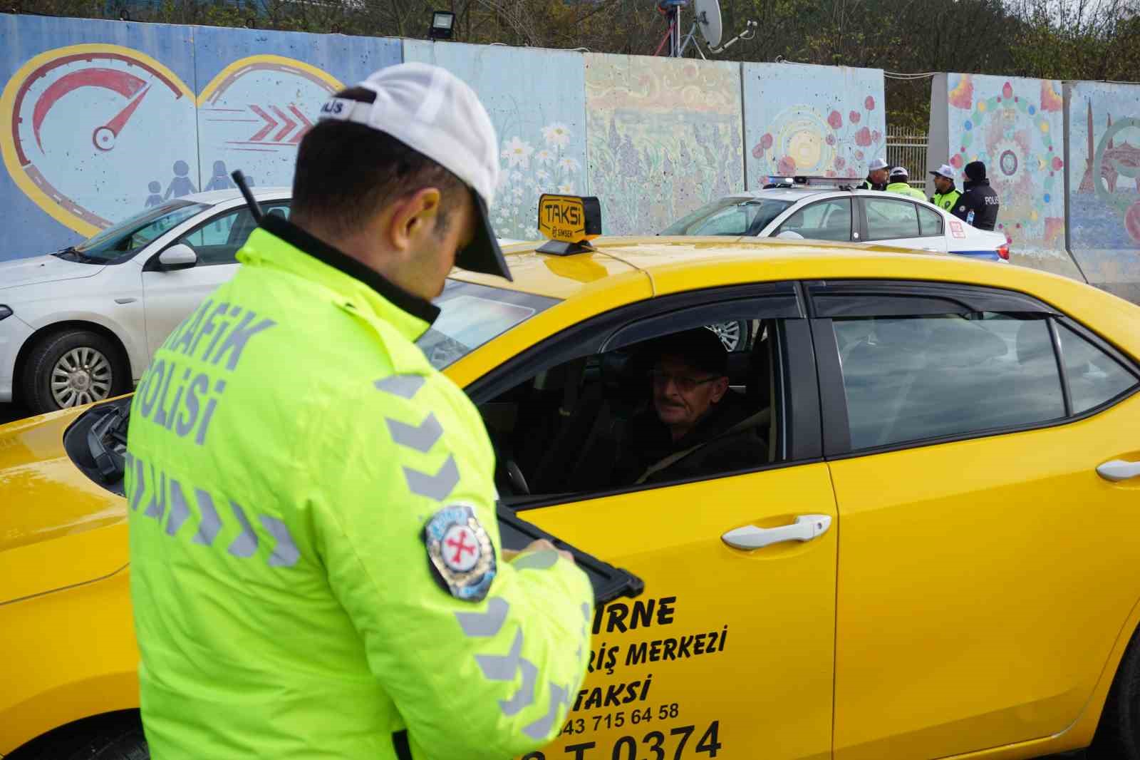 Edirne&rsquo;de kış lastiği olmayan ticari taksi s&uuml;r&uuml;c&uuml;s&uuml;ne cezai işlem uygulandı

