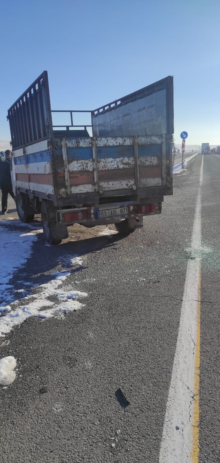Ağrı&rsquo;da &ouml;ğrenci servisi kaza yaptı; 2&rsquo;si ağır 21 yaralı
