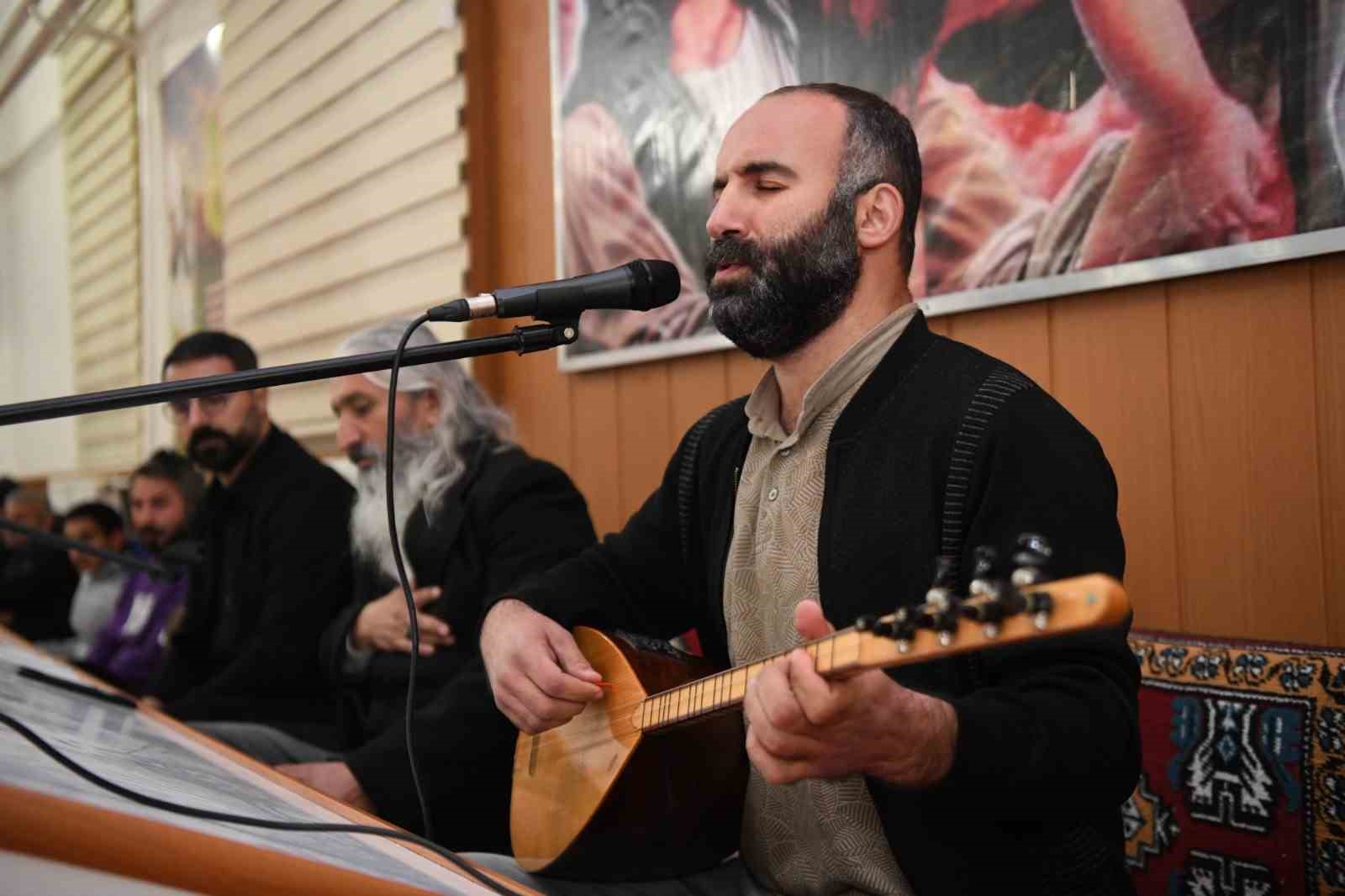 Vali Tekbıyıkoğlu Cemevinde düzenlenen ceme katıldı
