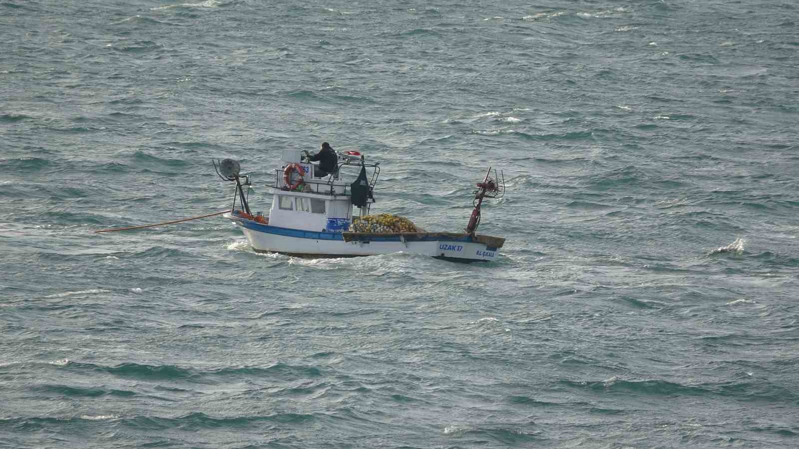 &Ccedil;anakkale Boğazı&rsquo;nda s&uuml;r&uuml;klenen balık&ccedil;ı teknesi, barınağa yanaştırıldı
