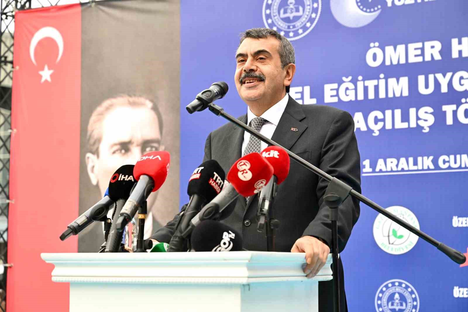 Bakan Tekin: "Yerel y&ouml;netim se&ccedil;imlerinde oy verirken adaylardan eğitim &ouml;ğretim s&uuml;recine destek olma s&ouml;z&uuml; ve vaadi arayın&rdquo;
