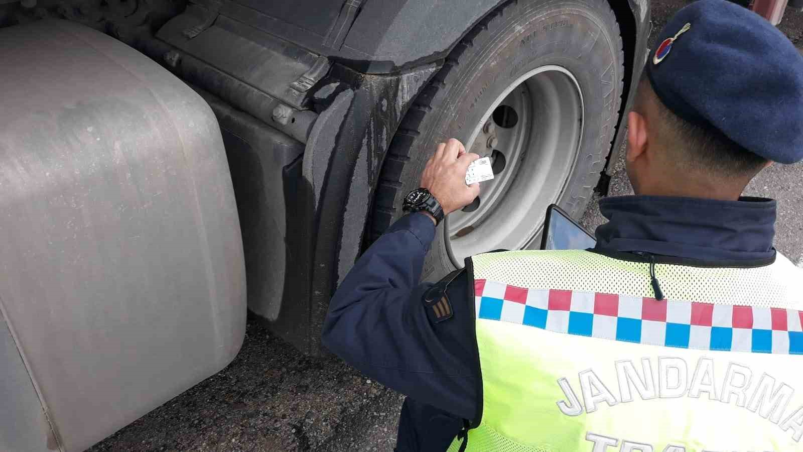 Hisarcık’ta jandarma trafik ekiplerinden kış lastiği denetimi