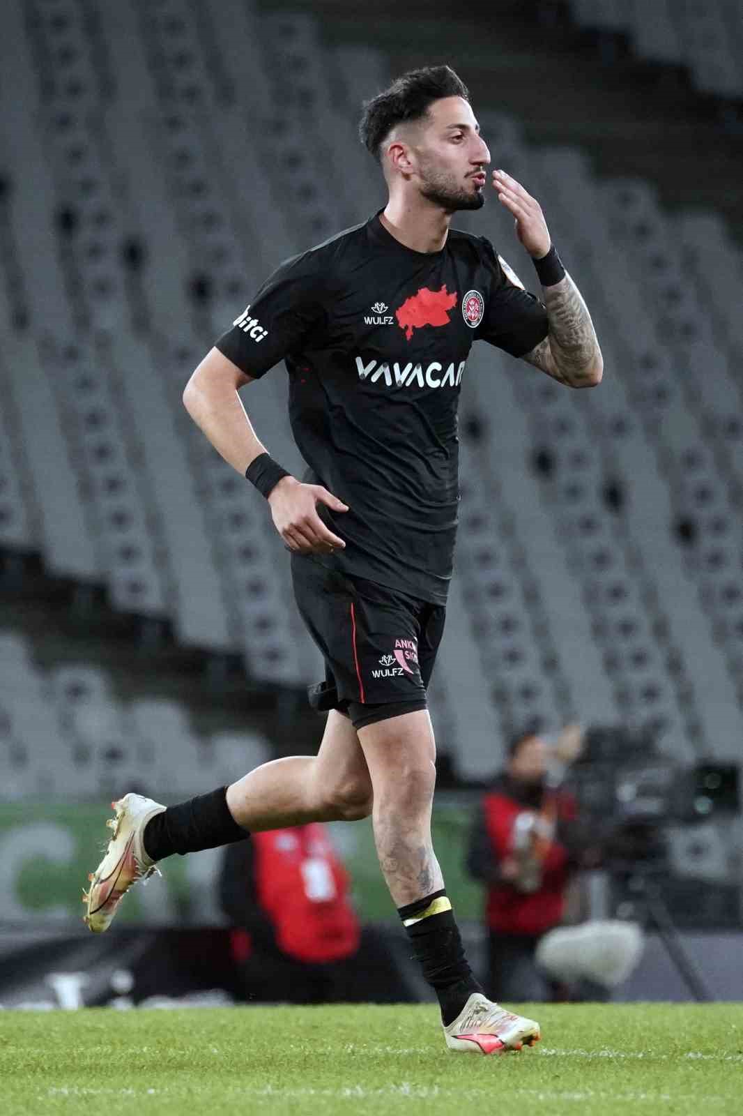 Trendyol S&uuml;per Lig: Fatih Karag&uuml;mr&uuml;k: 3 - İstanbulspor: 0 (Ma&ccedil; sonucu)
