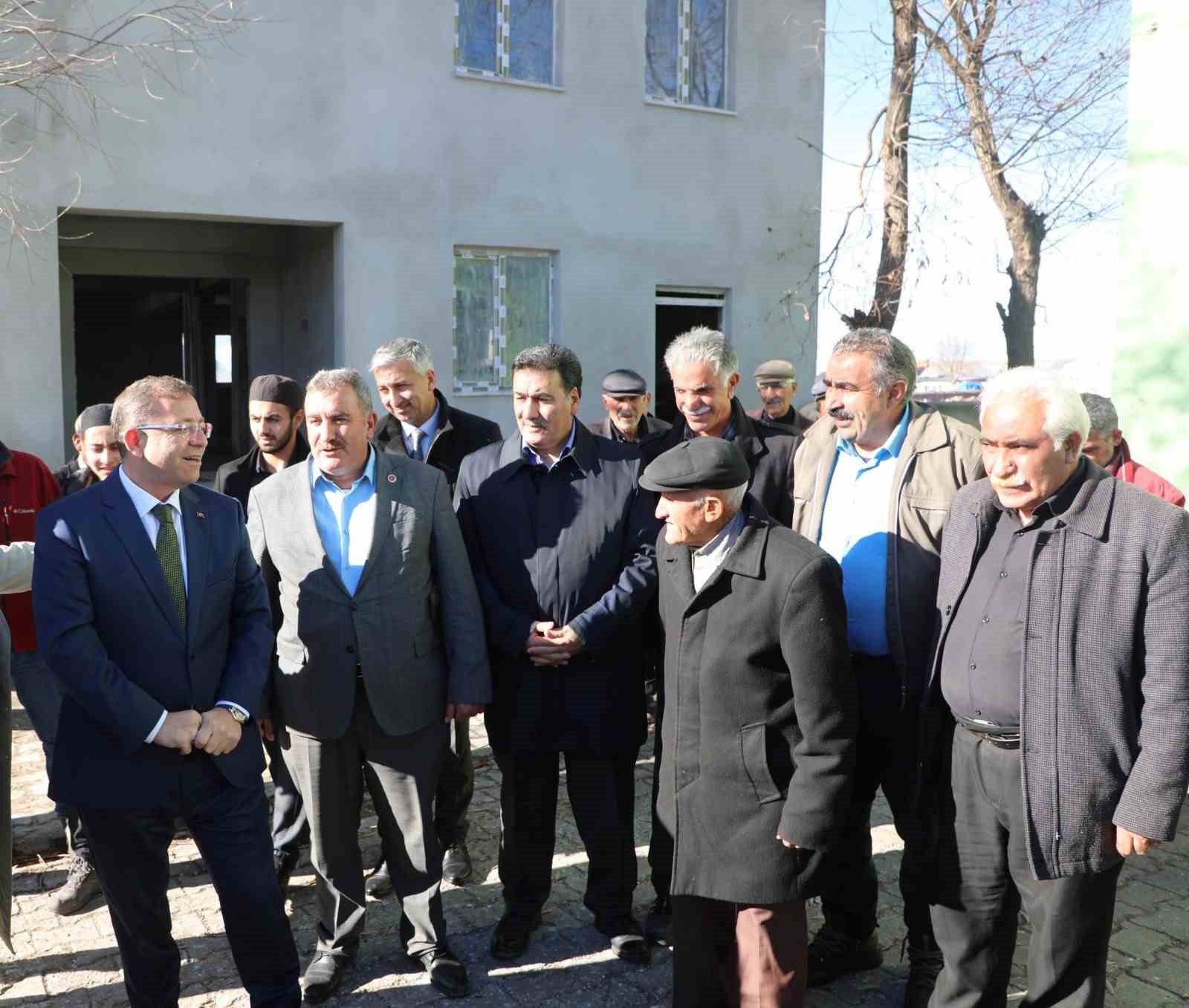 Vali Polat, Halefoğlu k&ouml;y&uuml;nde
