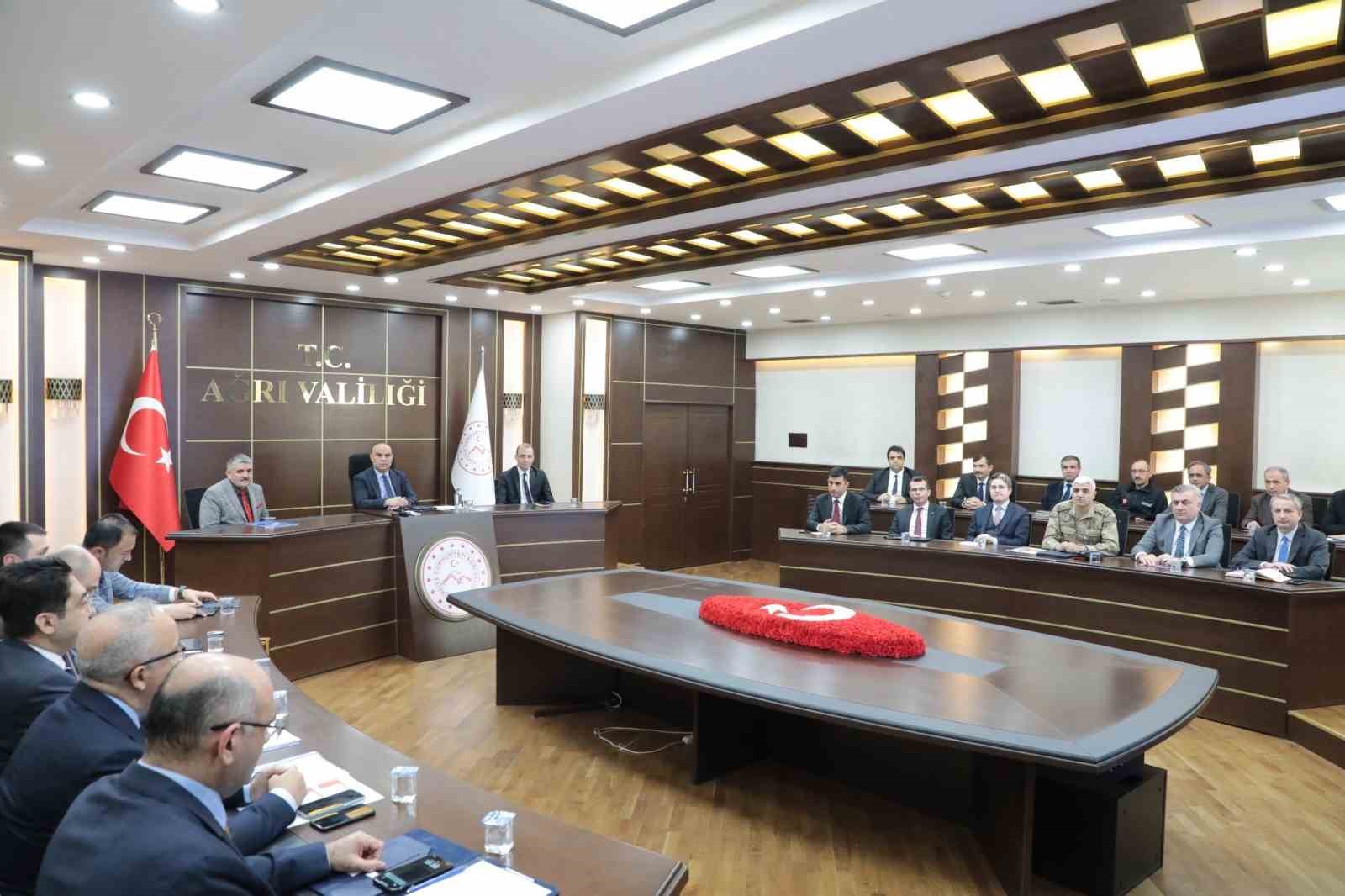 Ağrı Valisi Ko&ccedil;, turizm ve trafik toplantıları yaptı
