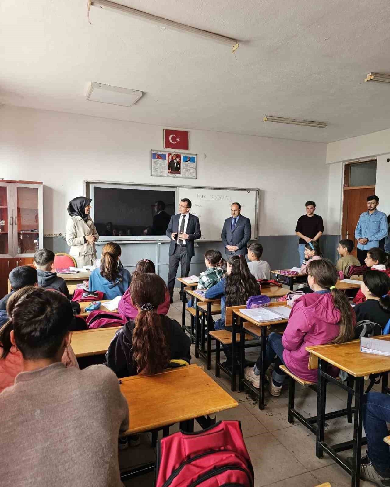Tutak Kaymakamı Adıbelli, köy okullarını ziyaret etti
