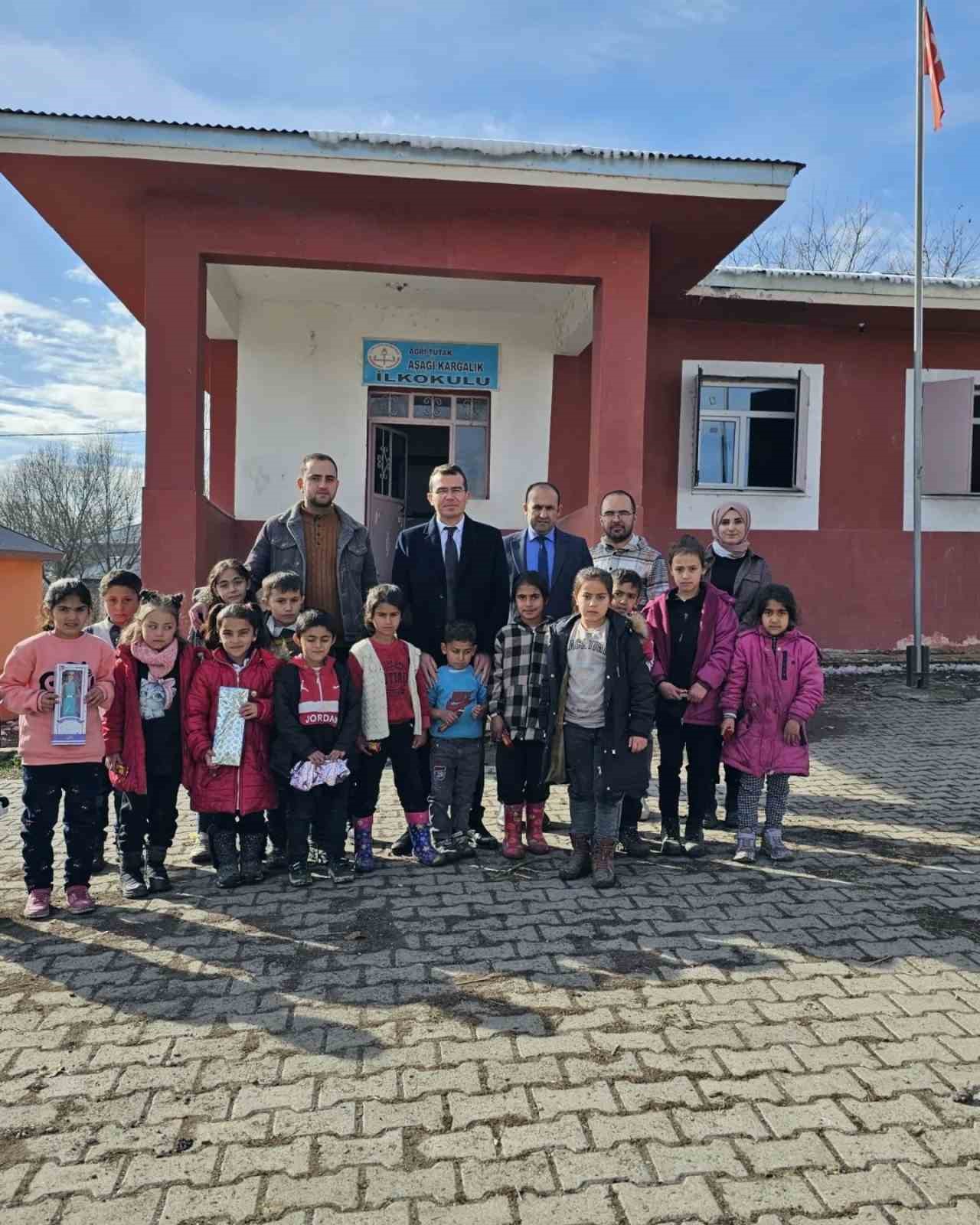 Tutak Kaymakamı Adıbelli, k&ouml;y okullarını ziyaret etti
