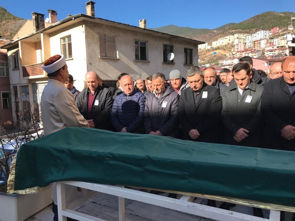 Trabzon’un Beşikdüzü ilçesinde dalgalara kapılan lise öğrencilerinden Uğurcan Korkmaz memleketi Gümüşhane’de son yolculuğuna uğurlandı