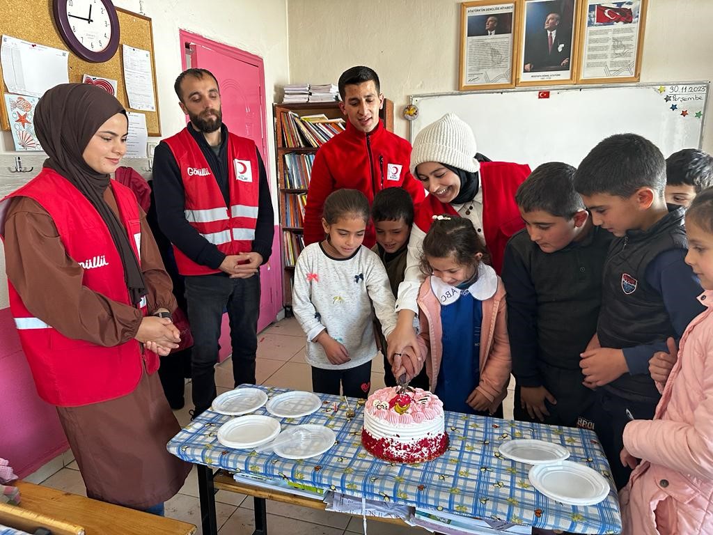 Kızılay’dan öğrenciye doğum günü sürprizi