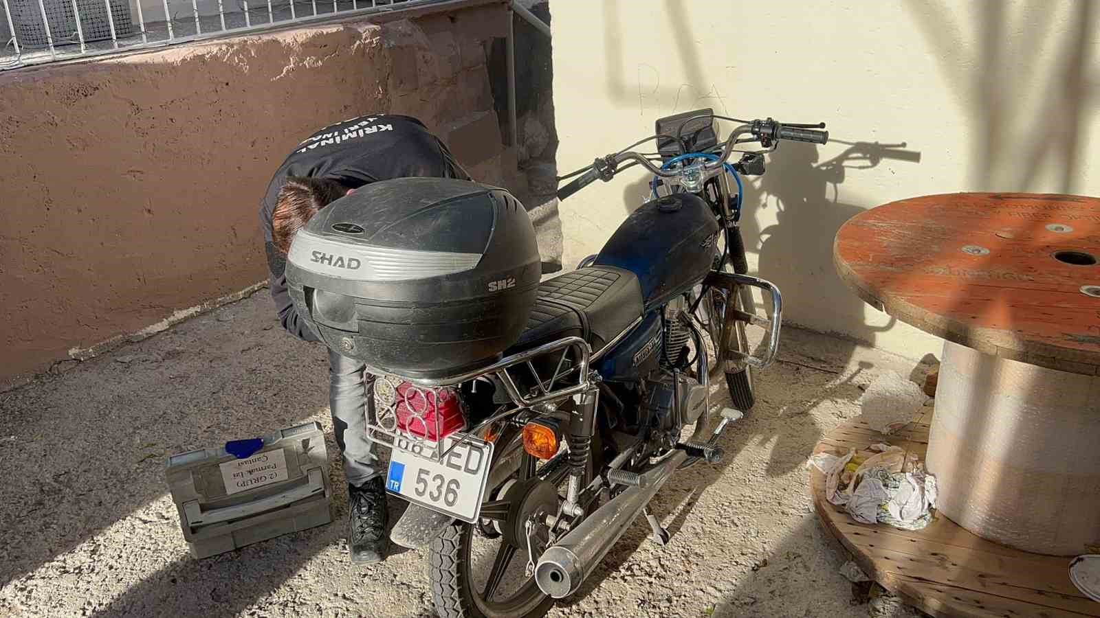 Gece gasp edilen motosiklet, g&uuml;nd&uuml;z apartman bah&ccedil;esinde bulundu
