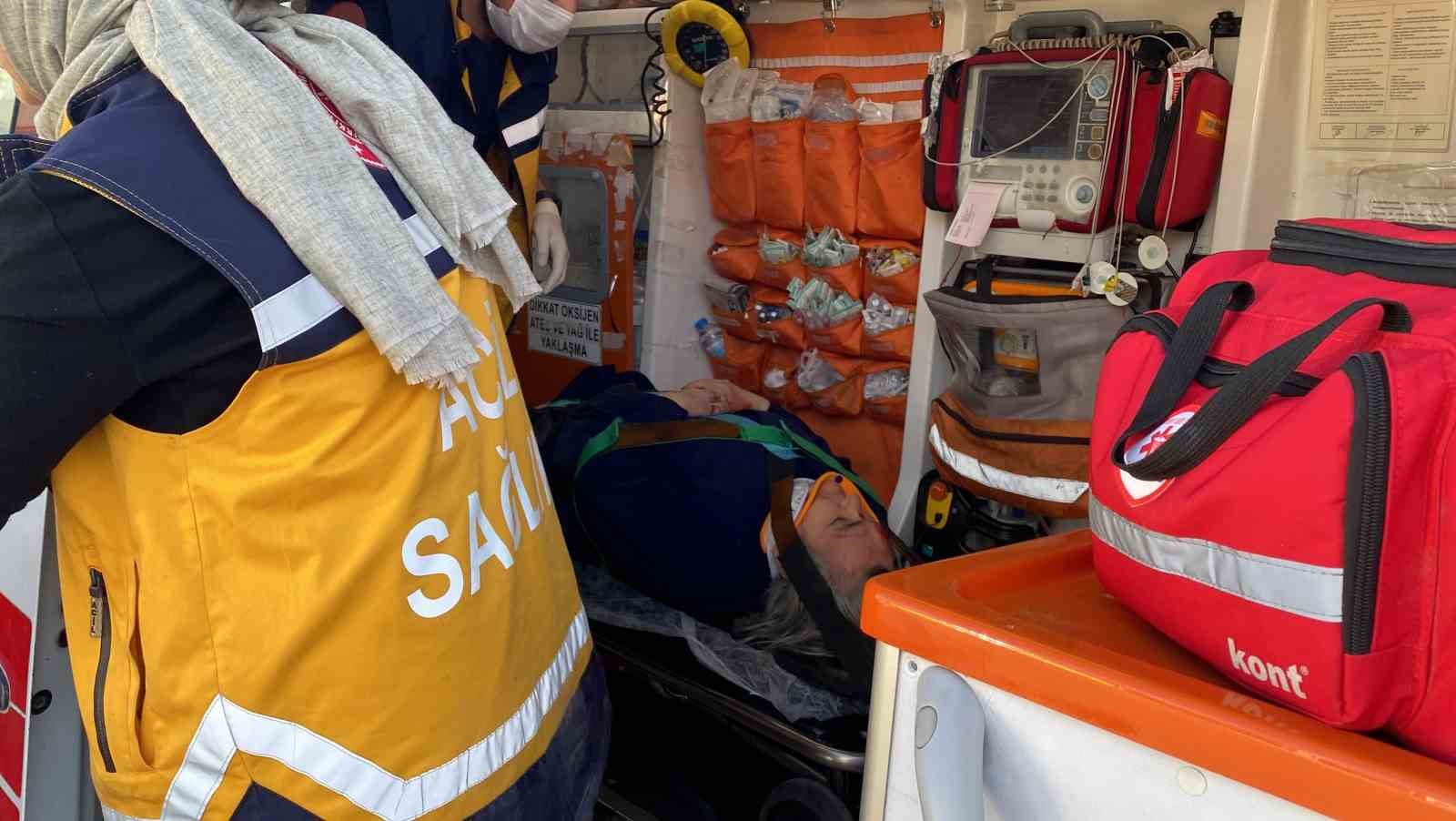 Otob&uuml;s&uuml;n altında kalan kadın ağır yaralandı
