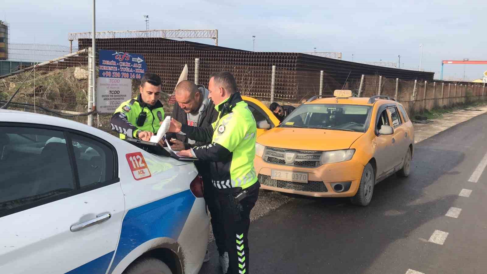 Edirne&rsquo;de ticari takside 6 ka&ccedil;ak g&ouml;&ccedil;men yakalandı
