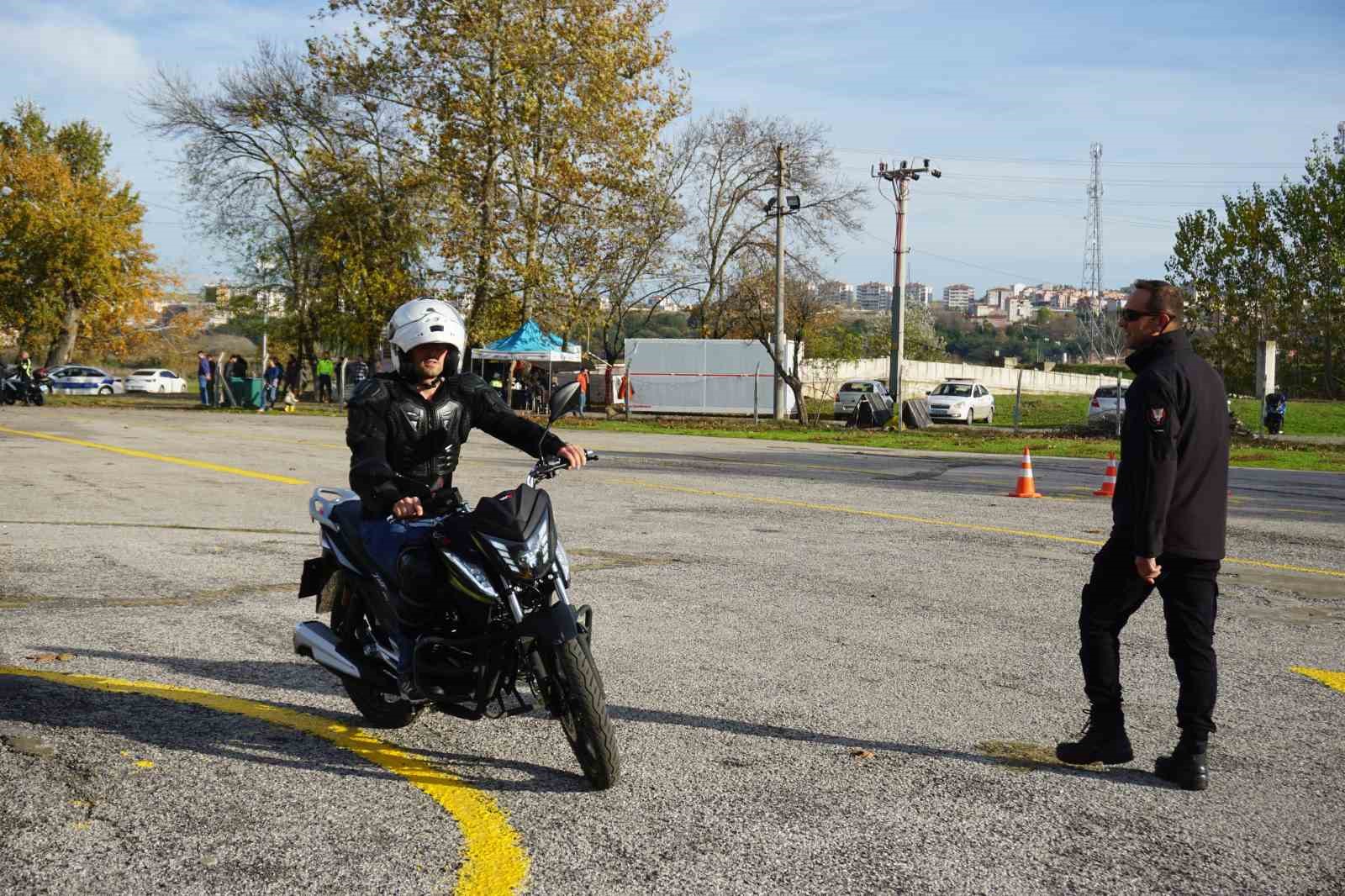 Uzman polisler, meslektaşlarına motosiklet eğitimi veriyor
