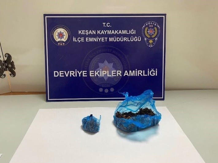 Keşan’da polisin durdurduğu 2 şüpheliden 19,06 gram uyuşturucu ele geçirildi