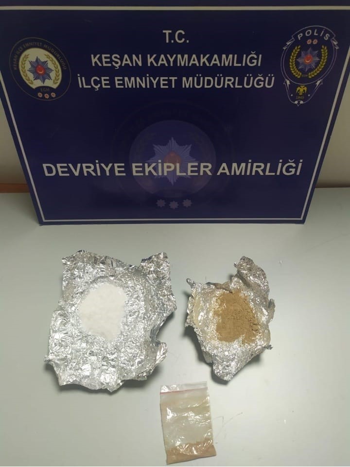 Keşan&rsquo;da polisin durdurduğu 2 ş&uuml;pheliden 19,06 gram uyuşturucu ele ge&ccedil;irildi
