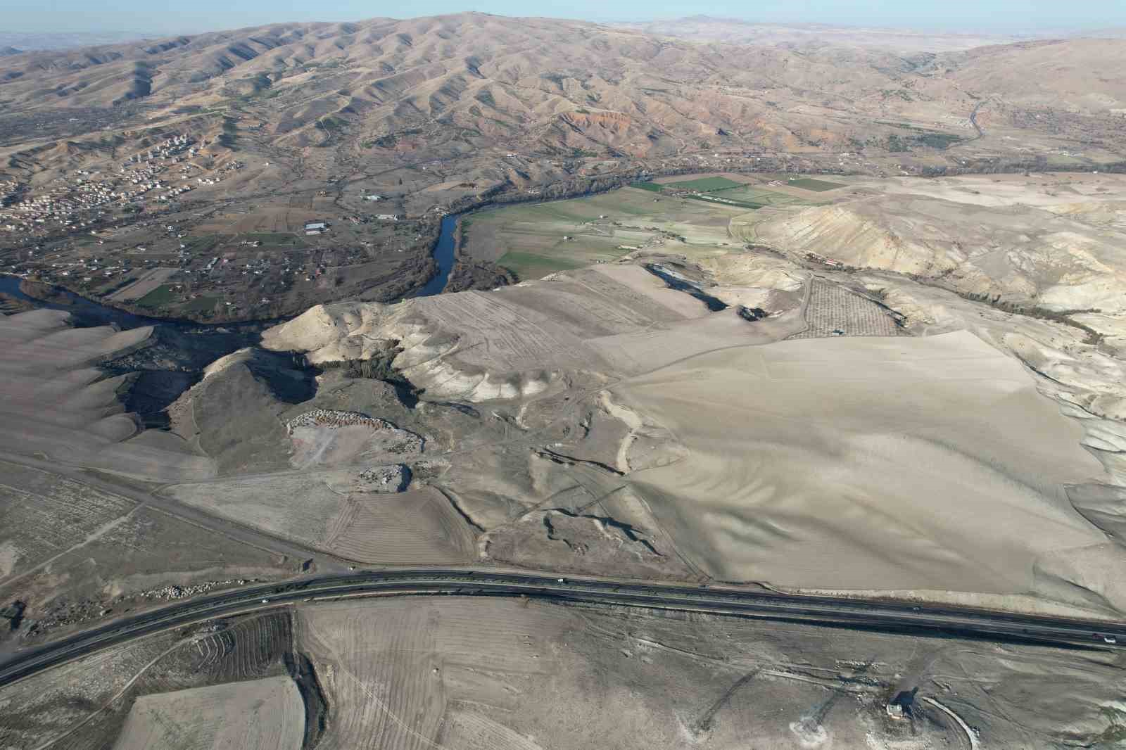 T&uuml;rkiye&rsquo;nin ilk &rsquo;Toprak &Uuml;r&uuml;nleri ve El Sanatları Organize Sanayi B&ouml;lgesi&rsquo; kuruluyor

