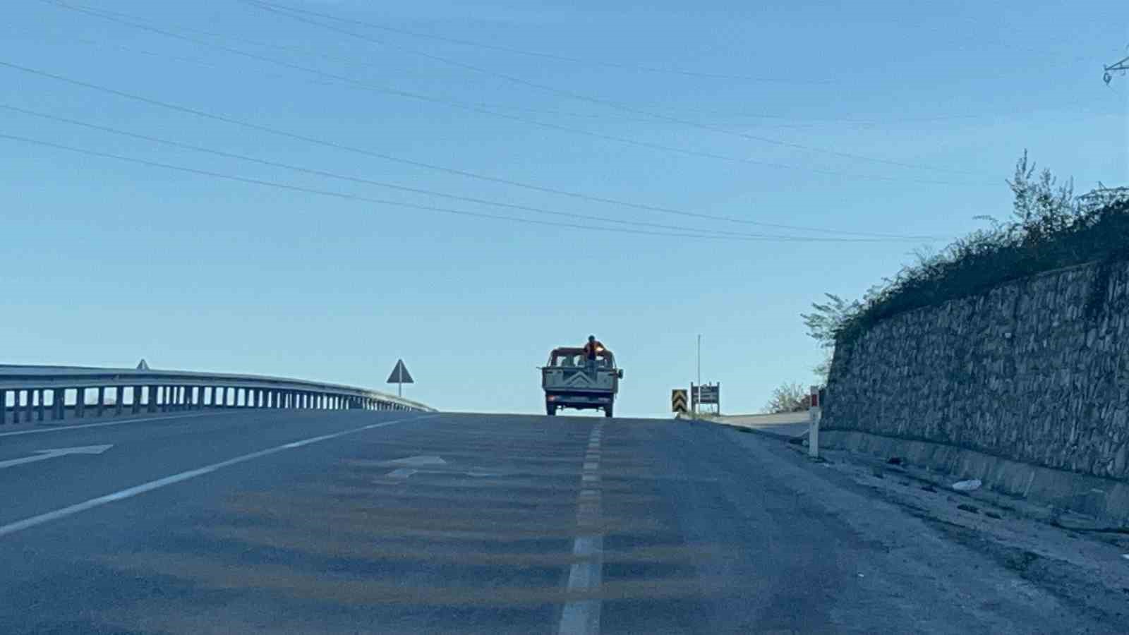 Sinop’ta kaygan yola kum döküldü