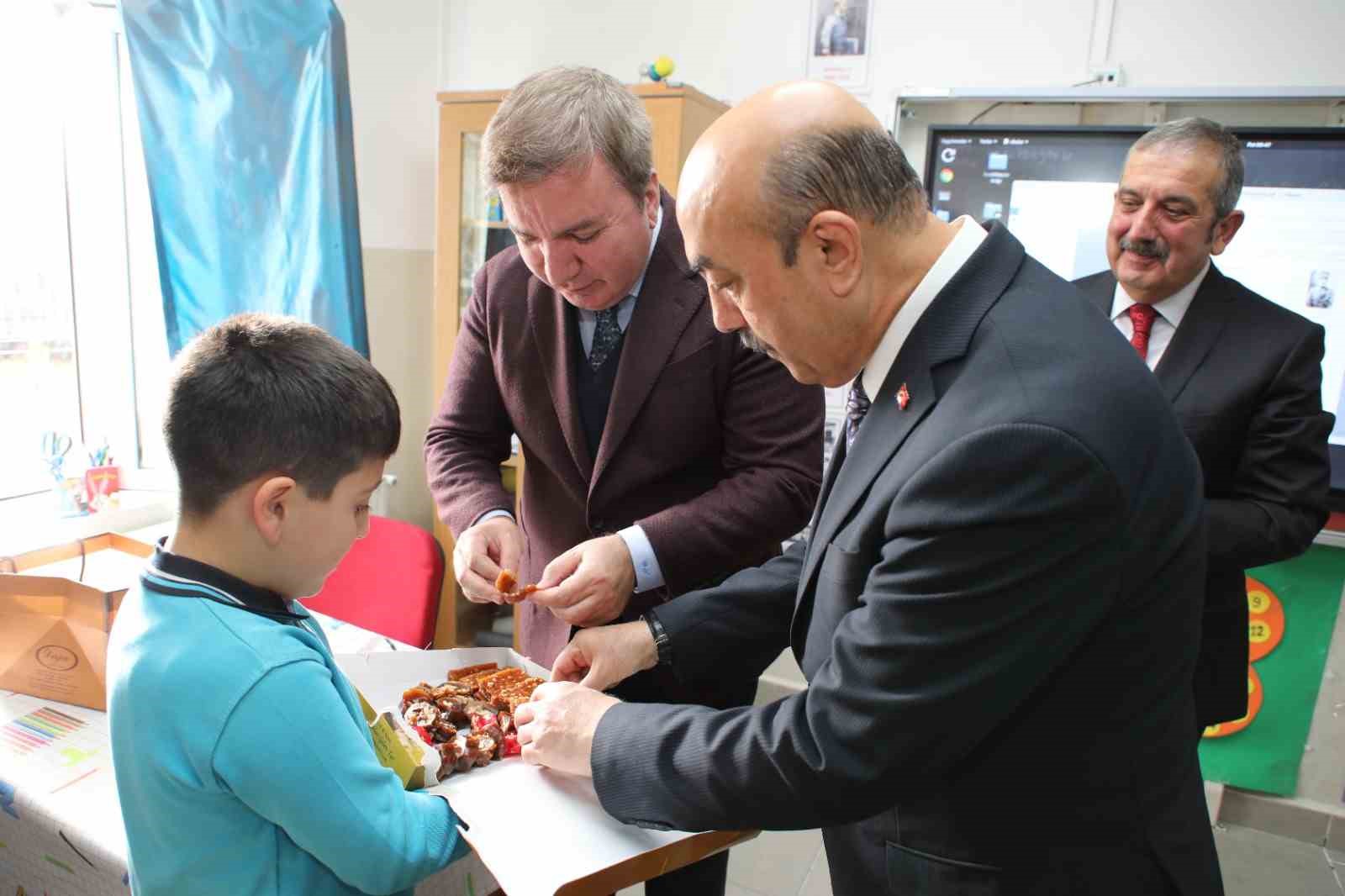Sınıf başkanlığını kazandı &ldquo;Valiyi okulumuza getireceğim&rdquo; s&ouml;z&uuml;n&uuml; tuttu
