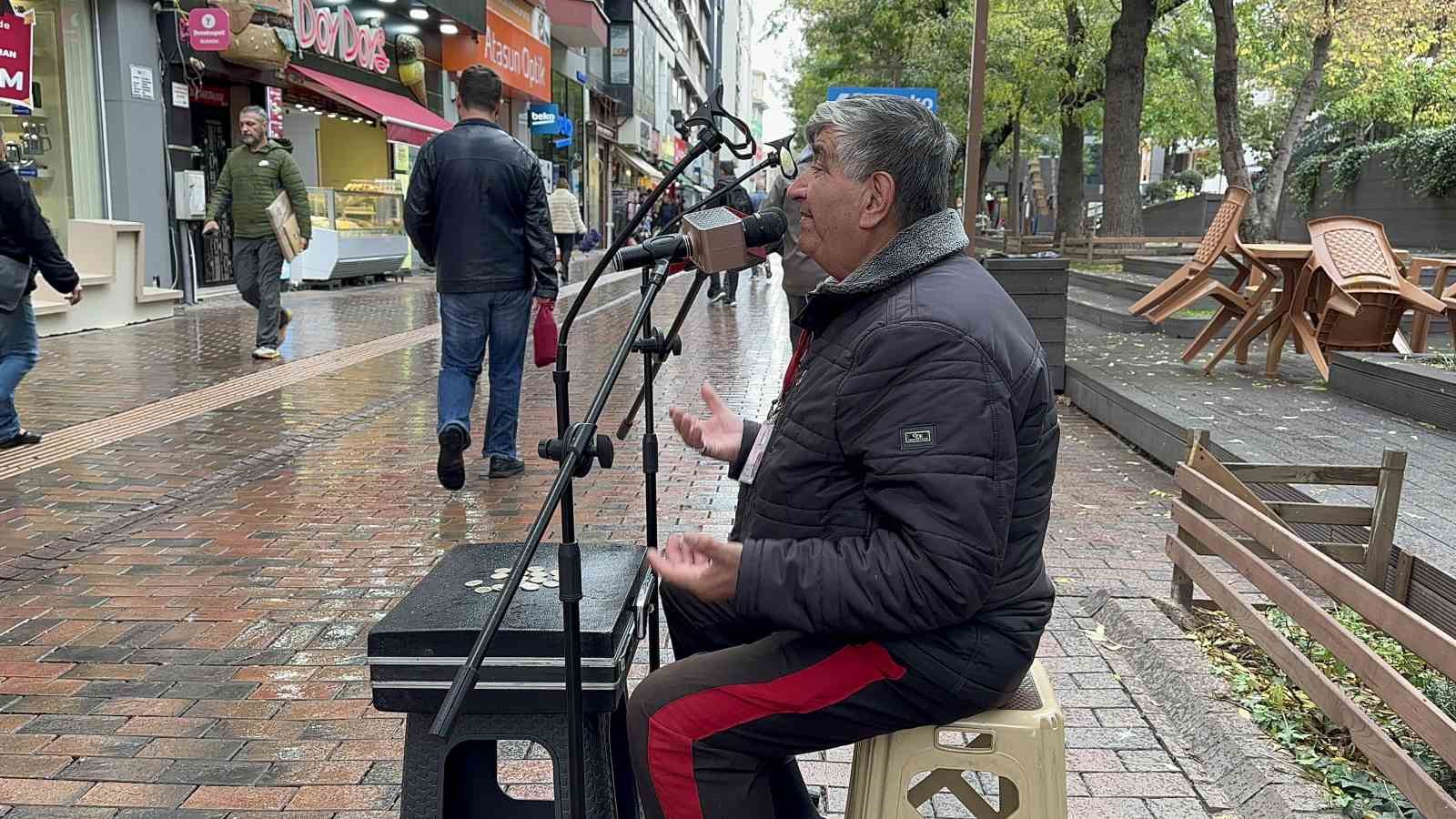 Sokaklarda her koşulda şarkı s&ouml;yleyerek ge&ccedil;imini sağlıyor
