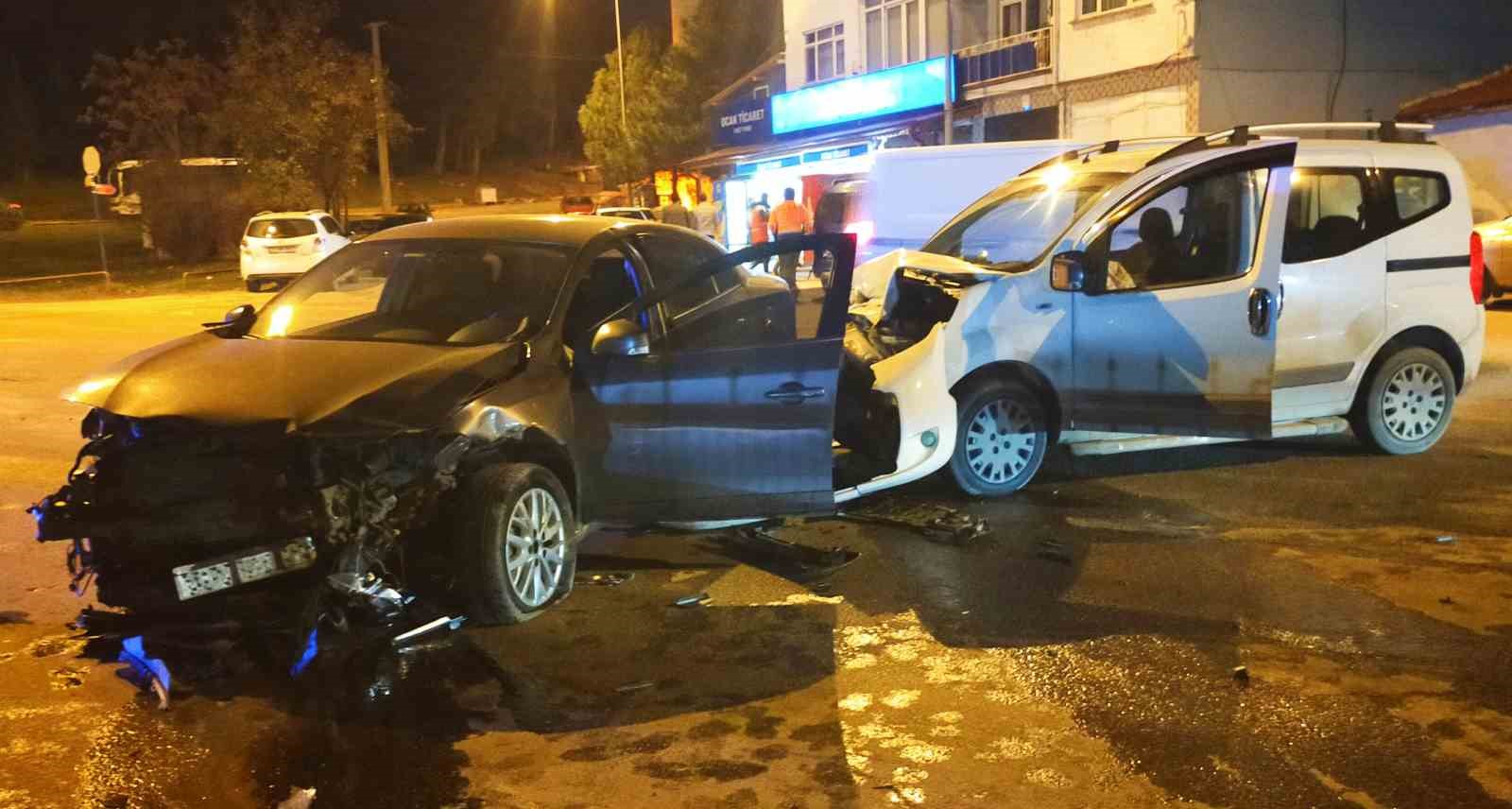 Alkollü sürücü kazaya neden oldu: İki otomobil çarpıştı