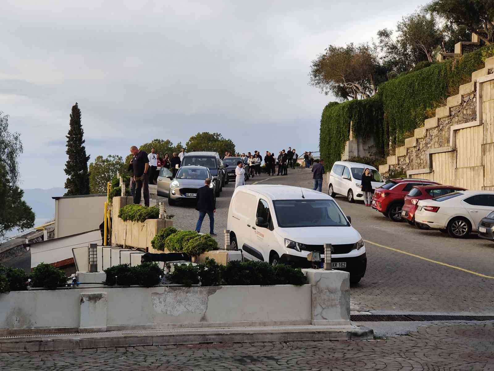 Kuşadası’nda 5 yıldızlı otelde çıkan yangın söndürüldü