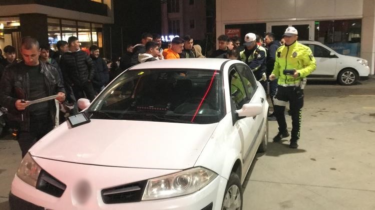 Sivil trafik polisleri yarış yaparak abartı egzoz patlatan motosikletlileri takip ederek yakalandı