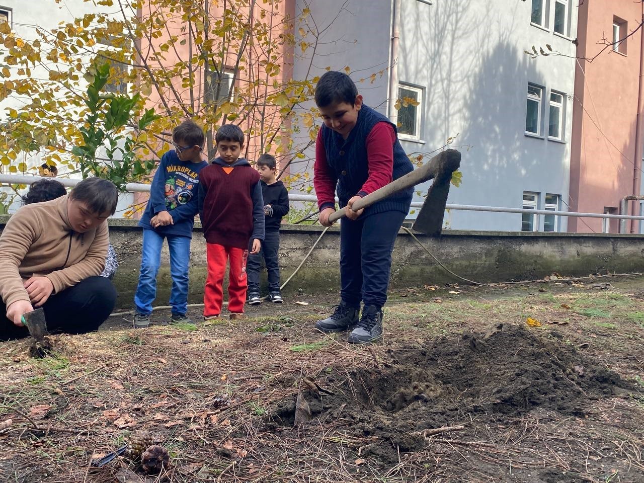 Özel çocuklar fidan dikmenin heyecanını yaşadı