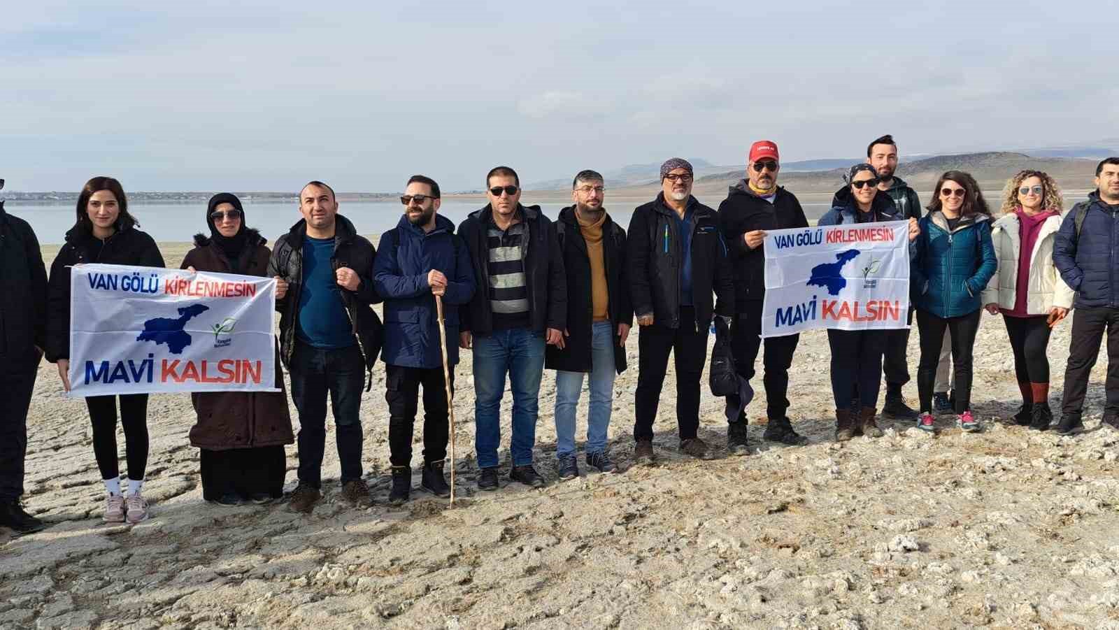 Aktivistler kuraklığa dikkat &ccedil;ekmek i&ccedil;in 15 kilometre y&uuml;r&uuml;d&uuml;
