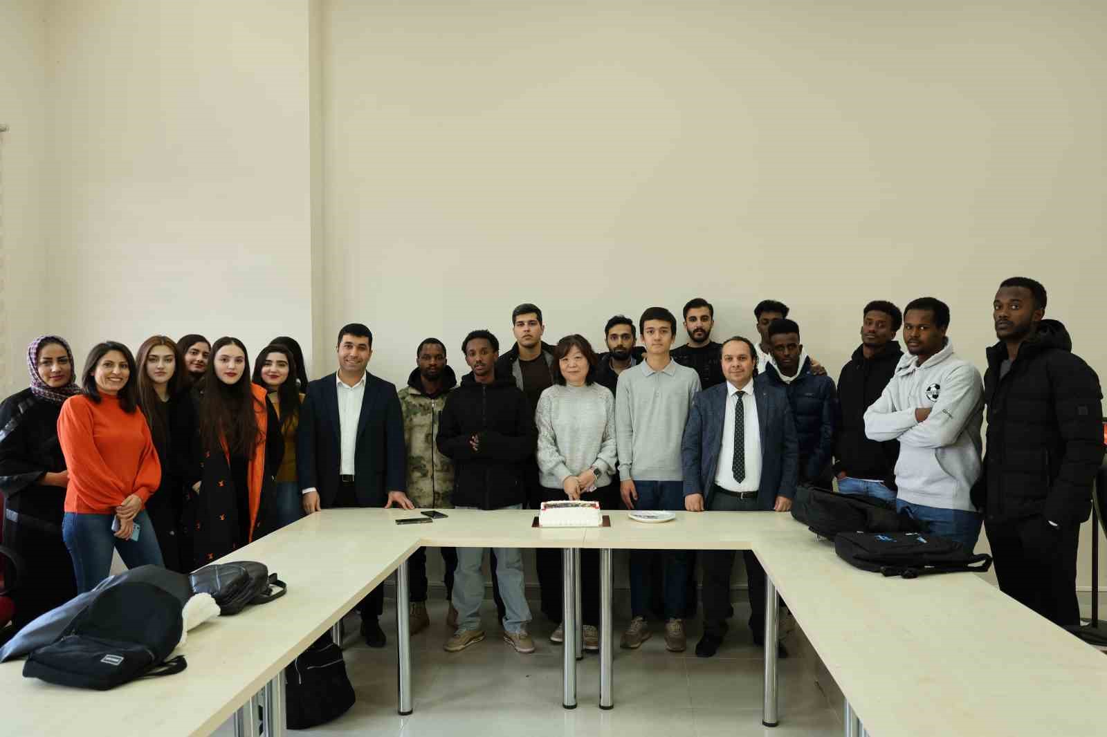 T&uuml;rkiye&rsquo;yi gezen G&uuml;ney Koreli kadın, hayran kaldığı Diyarbakır&rsquo;da yaşamak i&ccedil;in T&uuml;rk&ccedil;e &ouml;ğreniyor
